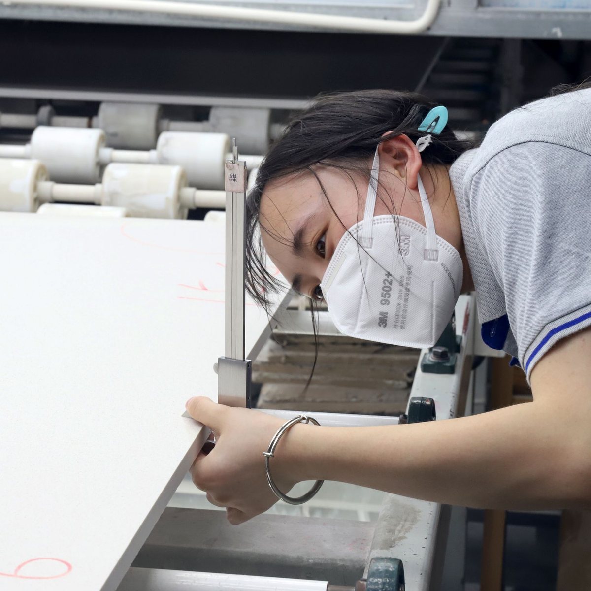 Thickness check on the quality bench